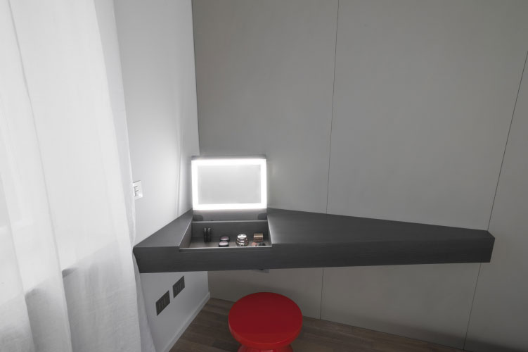 20-specchio-trucco-mensola.jpg